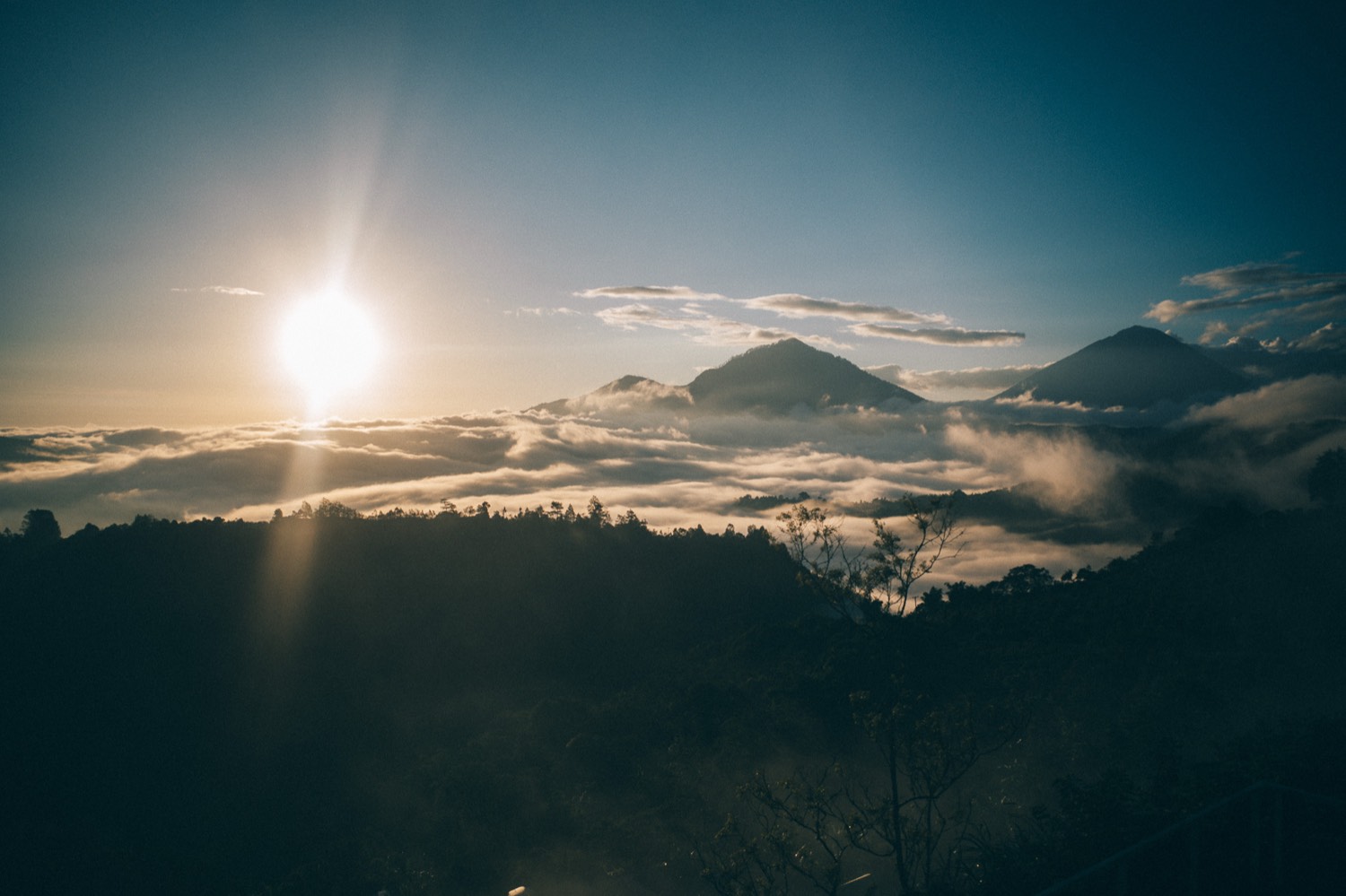 Baturの朝。雲海と山